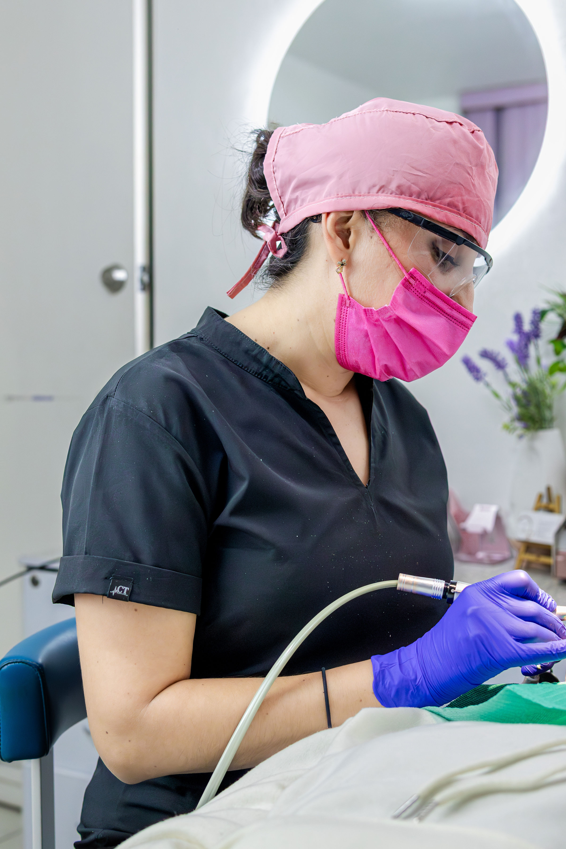 La doctora realizando atención dental en su consultorio