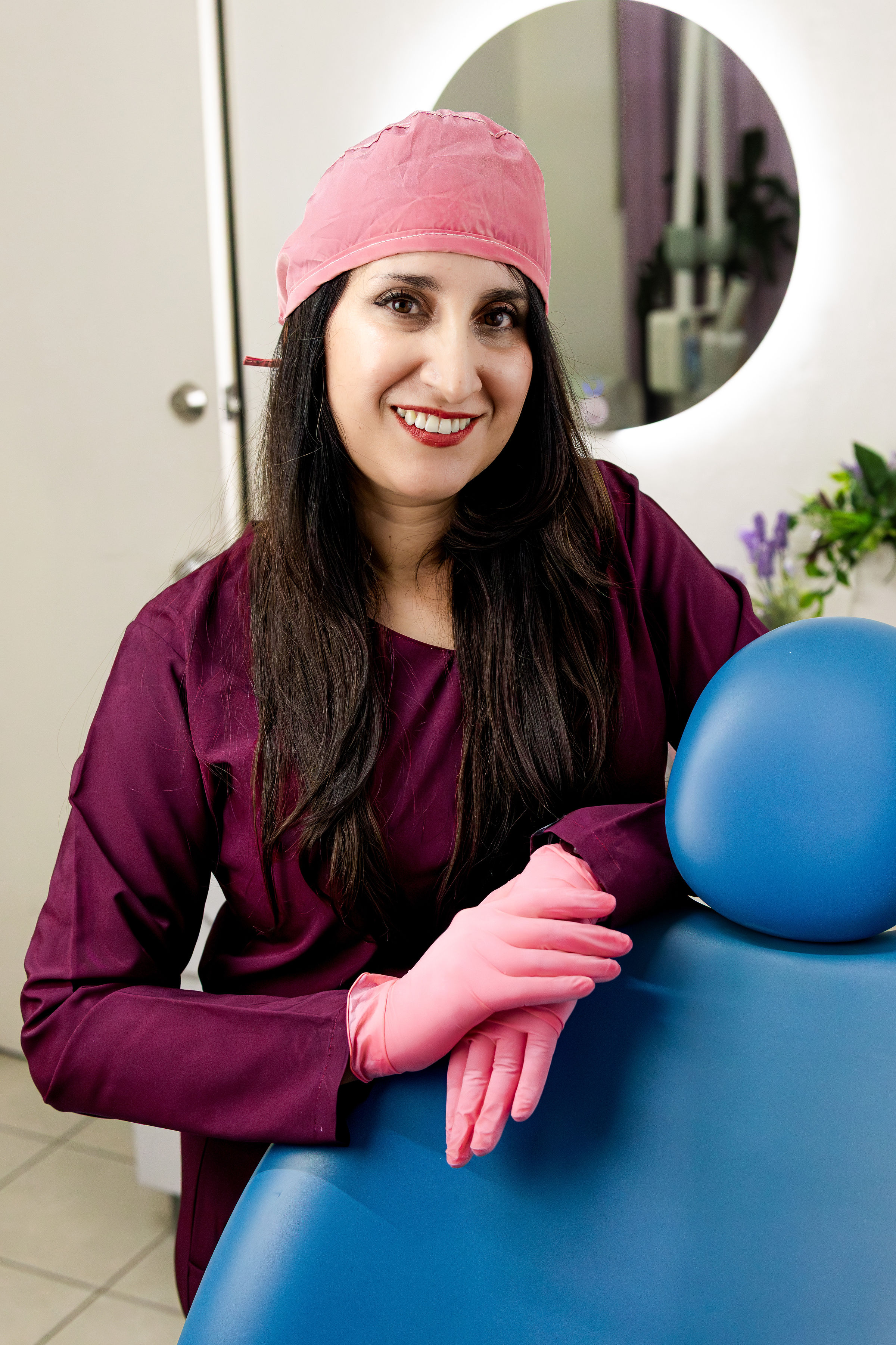 Dra. Guadalupe Toribio junto al sillón dental de su consultorio